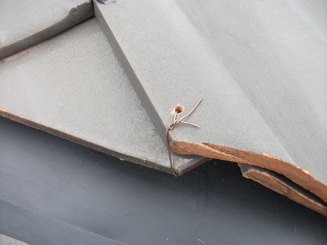 瓦を番線で固定しているところ